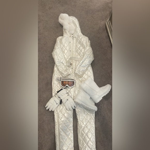 Entire ski attire, ski suit, boots, ski googles and ski gloves - Picture 2 of 2